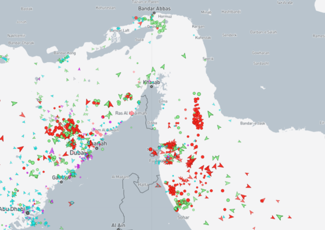 5일 오전 기준 호르무즈 해협 근처 선박들의 위치 현황. 호르무즈 해협을 제외한 좌우에 선박들의 발이 묶여있는 모습이 관측된다. 마린트래픽 화면 캡처.