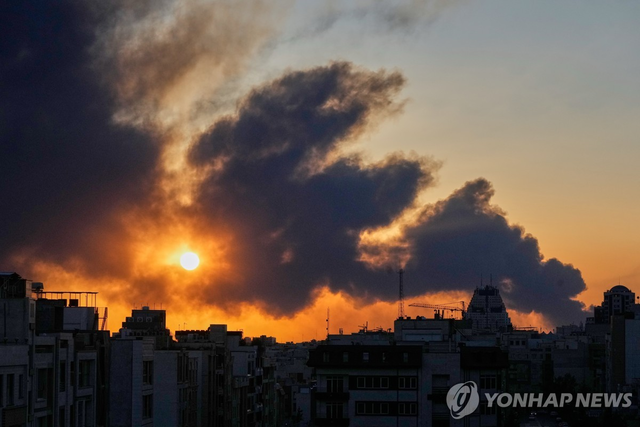 공습으로 연기 피어오르는 테헤란 시내. [AP=연합뉴스]