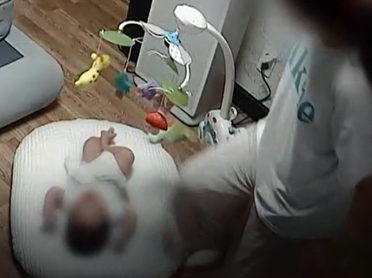 30대 친모 A씨가 4개월된 아기를 학대하고 있다./사진=SBS '그것이 알고 싶다' 캡처 /사진=파이낸셜뉴스 사진DB