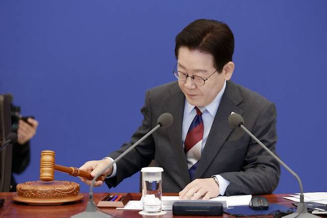 이재명 대통령이 5일 청와대에서 열린 국무회의에서 의사봉을 두드리고 있다. 뉴스1