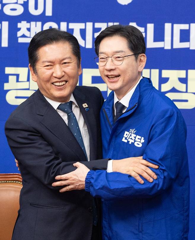 5일 서울 여의도 국회에서 열린 더불어민주당 공천 심사 결과 발표에서 정청래 대표가 경남지사 후보로 단수 공천된 김경수 지방시대위원장과 포옹하고 있다. 더불어민주당은 6·3 지방선거 '3호 단수공천'으로 김경수 대통령 직속 지방시대위원회 위원장을 경남지사 후보로 선정했다. 뉴스1