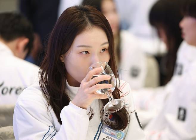 쇼트트랙 국가대표 최민정이 5일 청와대 영빈관에서 열린 2026 밀라노·코르티나담페초 동계올림픽 선수단 격려 오찬에 참석해 물을 마시고 있다. 뉴시스