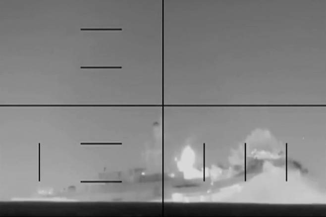 이란 해군의 모우즈급 호위함 'IRIS 데나'가 4일(현지시간) 인도양의 공해에서 미 해군 잠수함의 어뢰 공격을 받아 침몰하고 있다. 이로 인해 약 100명의 선원이 사망한 것으로 전해졌다. 스리랑카는 생존자 수색을 위해 해군 함정을 파견했다.