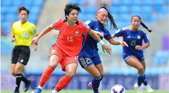 전유경(15번)이 5일 아시안컵 조별리그 예선 A조 2차전에서 상대 선수를 제치면서 드리블을 하고 있다. 아시아축구연맹 누리집 갈무리