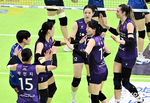 흥국생명 선수들이 5일 수원체육관에서 열린 2025~2026 V리그 현대건설과 방문 경기에서 득점한 뒤 기뻐하고 있다. 대한배구연맹 제공