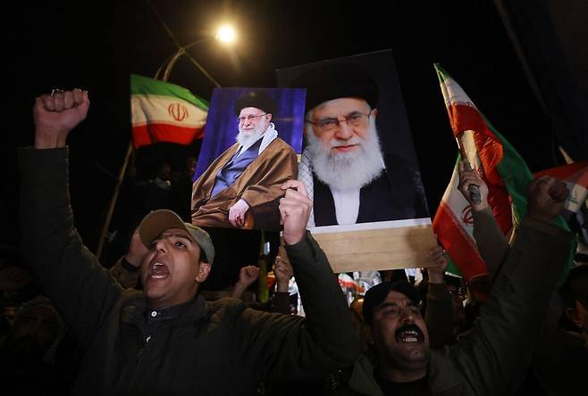 이란 최고지도자 아야톨라 알리 하메네이가 폭격으로 목숨을 잃은 2026년 2월28일 이웃 나라인 이라크의 수도 바그다드 주재 미국대사관 주변에서 시아파 주민들이 반미시위를 벌이고 있다. AFP 연합뉴스