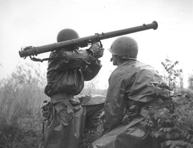 1950년 7월 5일 한국전쟁에 투입된 미24사단 소속 케네스 셰드릭(오른쪽) 일병이 경기 오산 인근에서 로켓 발사 장면을 지켜보고 있다. 셰드릭 일병은 이 사진 촬영 수 초 후에 사망했다. 해리 트루먼 도서관