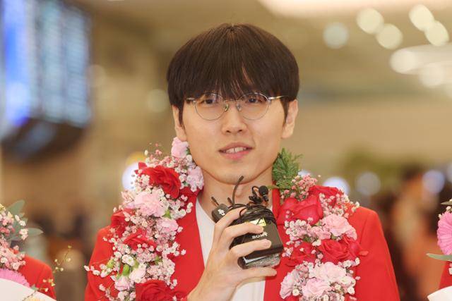 지난달 7일 신진서 9단이 중국 선전에서 열린 제27회 농심신라면배 세계바둑최강전에서 우승한 뒤 인천국제공항을 통해 귀국해 인터뷰하고 있다. 연합뉴스