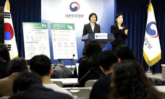 이스란 보건복지부 1차관이 5일 서울 종로구 정부서울청사에서 지역사회 통합돌봄 추진 로드맵을 발표하고 있다. 보건복지부 제공