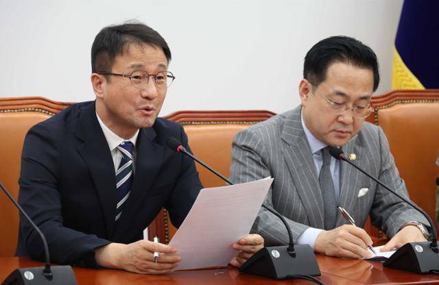 한병도 더불어민주당 국정조사추진위 위원장이 5일 서울 여의도 국회에서 열린 윤석열 정권 조작기소 진상규명 및 공소취소를 위한 국정조사 추진위원회 전체회의에서 발언을 하고 있다. 뉴시스