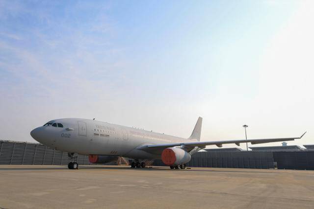 다목적 공중급유수송기 KC-330 시그너스가 임무 수행을 위해 이륙하기 전 활주로에서 대기하고 있다. 공군 제공