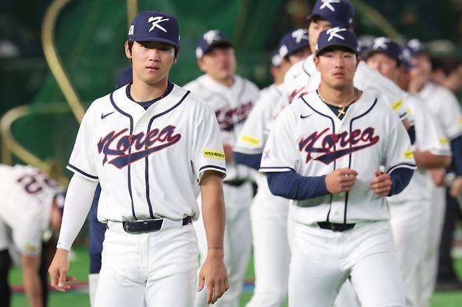 <yonhap photo-4703=""> 훈련 나선 김도영-안현민. [사진 연합뉴스]</yonhap>