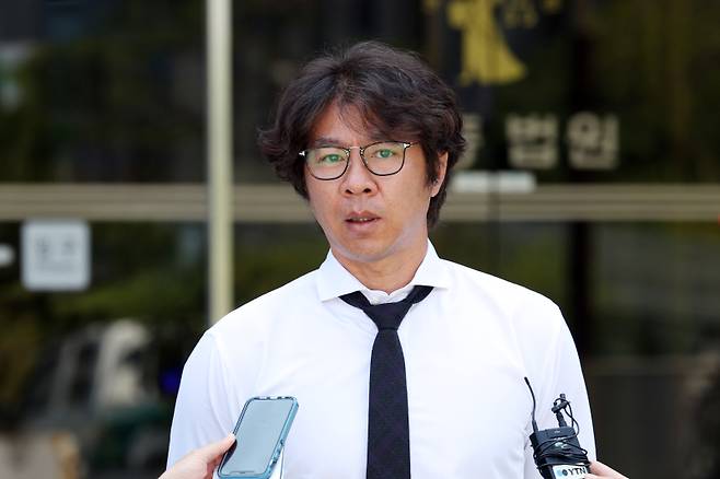 <yonhap photo-2180="">11일 오전 광주 동구 광주지법 앞에서 전직 프로야구 선수 임창용 씨가 도박자금 관련 사기 혐의로 재판을 받은 뒤 취재진의 질문에 답하고 있다. [사진=연합뉴스]</yonhap>