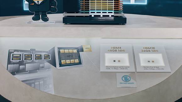 SK하이닉스의 HBM4(왼쪽), HBM3E(오른쪽) [사진=SK하이닉스]