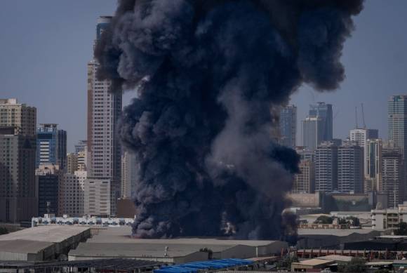 이란으로부터 공격받은 UAE 샤르자. [사진=AP/연합뉴스]