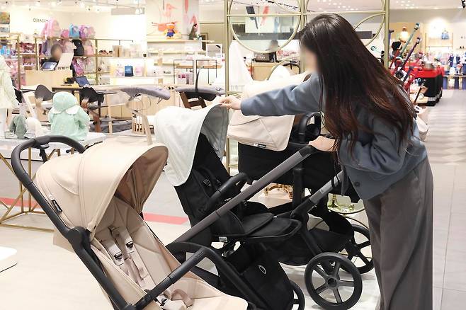 신세계백화점에서 오는 12일까지 열리는 ‘유모차 페어’. 지난 3일 본점에서 고객이 매장을 둘러보고 있다. [사진 신세계백화점]