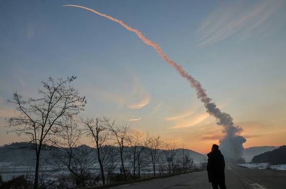 북한은 지난 1월 4일 김정은 국무위원장이 참관한 가운데 극초음속미사일 발사 훈련을 진행했다고 5일 밝혔다. 뉴스1