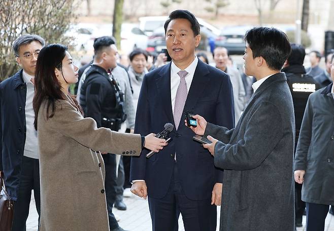 명태균 여론조사 의혹으로 기소된 오세훈 서울시장이 첫 공판 출석을 위해 4일 서울 서초구 서울중앙지법으로 향하며 입장을 밝히고 있다. [연합뉴스]