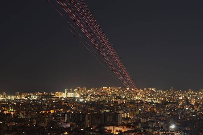 현지시잔 4일 레바논 베이루트 남부 교외 다히예에서 헤즈볼라 지도자 나임 카셈의 텔레비전 연설이 진행되는 동안 추적탄이 발사되고 있다. AP=연합뉴스