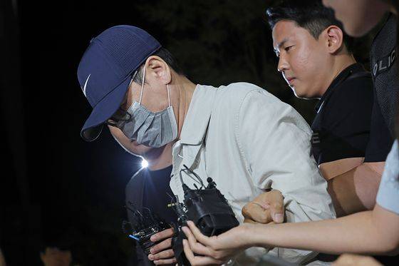 '삼부토건 주가조작' 사건으로 수사받다가 도주한 이기훈 삼부토건 부회장(겸 웰바이오텍 회장)이 경찰에 체포돼 지난해 9월 11일 서울 종로구에 마련된 김건희특검 사무실로 들어서고 있다. 연합뉴스