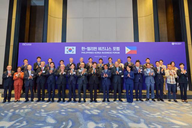 ▲ 이재명 대통령과 페르디난드 마르코스 필리핀 대통령이 4일 필리핀 마닐라 콘래드 호텔에서 열린 한-필리핀 비즈니스 포럼에서 참석자들과 기념촬영을 하고 있다.  공동취재