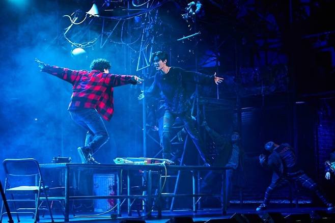 뮤지컬 <렌트>(2025) 공연 장면 (Rent_마크(양희준), 로저(유태양)) / 사진. ©신시컴퍼니