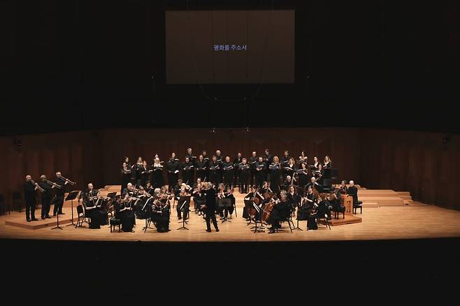 존 앨리엇 가디너가 지휘하는 컨스틸레이션 오케스트라와 합창단 / 사진 제공. 프레스토 컴퍼니.