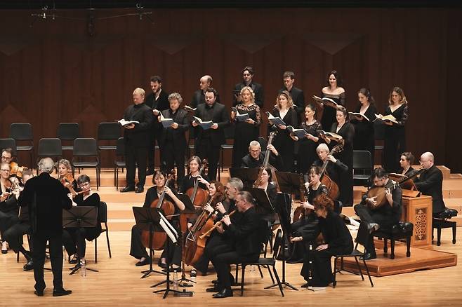 좌우가 분리된 합창단 중 우측의 4성부(테너, 베이스,알토, 소프라노) / 사진 제공. 프레스토 컴퍼니.