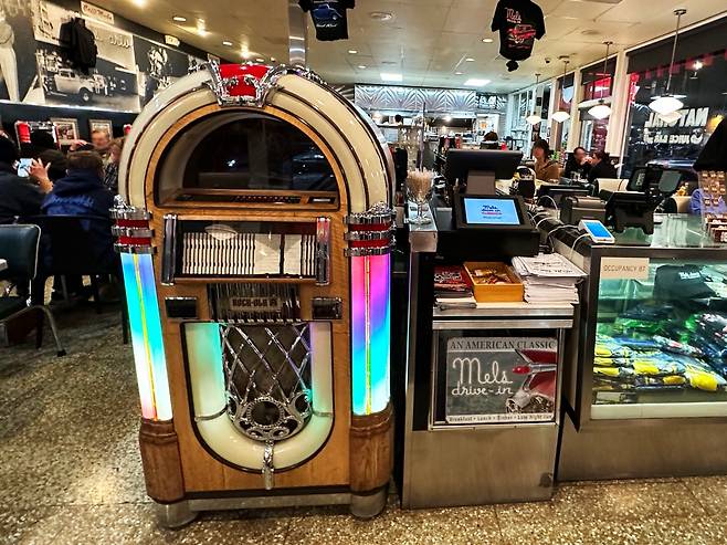 샌프란시스코 롬바드 스트리트 멜스 드라이브인 내부. ⓒ류재도