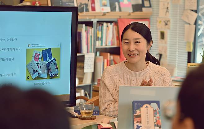 결혼 후에도 남편의 성인 ‘이나이’ 대신 자신의 성 ‘나리카와’를 그대로 쓰고 있는 기자 출신 작가 나리카와 아야. 본인 제공