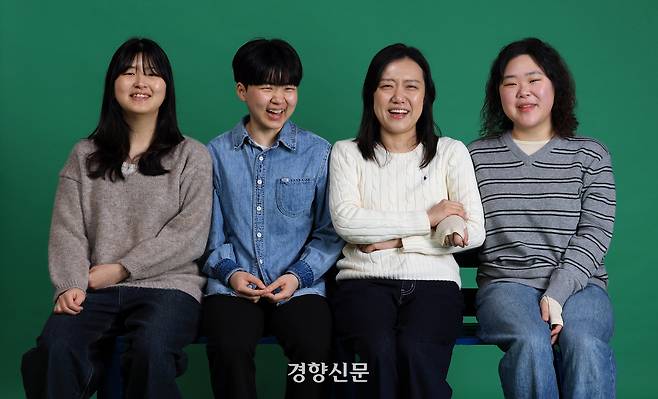 씨네클럽 ‘어둠단’ 회원들이 22일 서울 정동 경향신문사에서 인터뷰 시작에 앞서 포즈를 취하고 있다. 왼쪽부터 이수미, 이도연, 김시아, 양예진씨. 서성일 선임기자