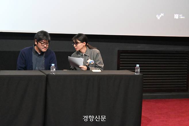 지난 22일 서울 마포구 인디스페이스에서 열린 ‘교류필름영화제’에서 <아이는 알아주지 않아> 상영 후 관객과의 대화(GV)가 진행되고 있다. 정대희씨(오른쪽)가 통역을 위해 오키타 슈이치 감독의 답변을 경청하고 있다. 전지현 기자