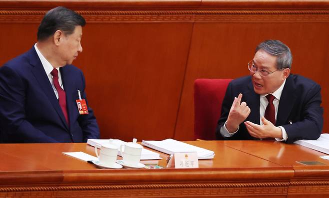 5일 열린 중국 제14기 전국인민대표대회(전인대) 4차 회의 개막식에서 시진핑 국가주석이 리창 국무원 총리와 대화하고 있다.  EPA연합뉴스