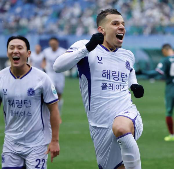 FC안양의 마테우스가 지난 2일 대전월드컵경기장서 열린 대전과 리그 개막전서 후반 17분 페널티킥 득점을 기록한 뒤 기뻐하고 있다. 안양 제공