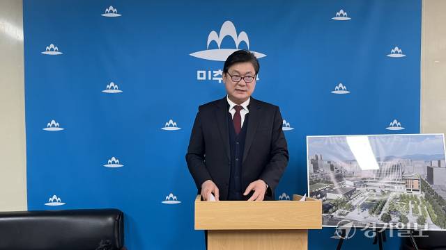 5일 오전 10시30분께 이영훈 인천 미추홀구청장이 구청에서 신청사 건립비용 관련 기자회견을 하고 있다. 노재영기자