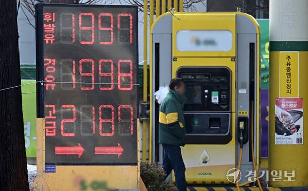 미국과 이스라엘의 이란 공습 여파로 국제유가 급등하면서 국내 주유소 휘발유와 경유 가격이 가파르게 상승하고 있는 가운데 5일 인천의 한 주유소에 유류 가격이 표시돼 있다. 조병석기자