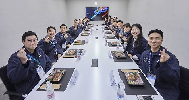지난 3일(현지시간) 정재헌 SK텔레콤 CEO(앞줄 왼쪽 넷째)가 스타트업 15곳 대표들과 점심 미팅을 갖고 있다. <사진=SK텔레콤>