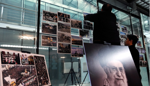 현지 사진 게시하는 주한이란대사관 관계자. (사진=연합뉴스)