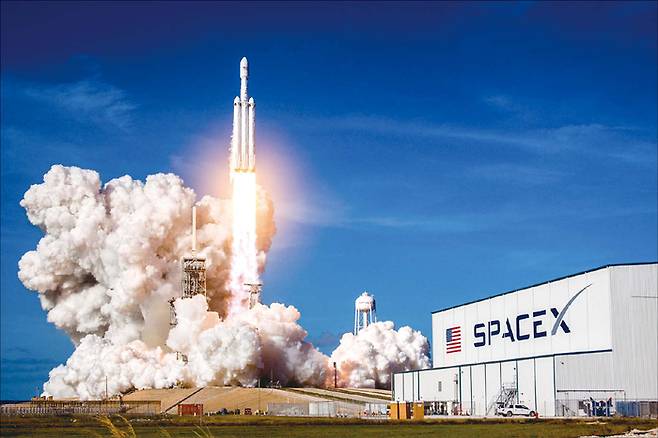 미국 우주탐사기업 스페이스X의 유인 우주선 ‘크루 드래곤’이 2021년 9월 미 플로리다 케이프커내버럴공군기지 내 
케네디 우주센터 39A 발사대에서 성공적으로 발사되고 있다. 
(스페이스X 제공)