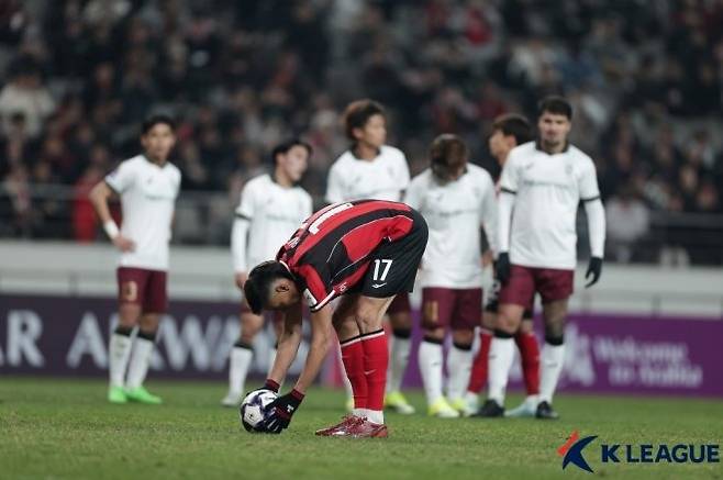 후이즈가 페널티킥을 준비하고 있다. 사진=한국프로축구연맹