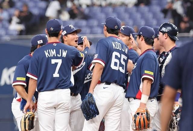 3일 일본 오사카 교세라돔에서 열린 월드베이스볼클래식(WBC) 평가전 한국 대표팀과 일본 프로야구 오릭스 버팔로스와의 경기에서 8-5로 승리한 한국 선수들이 자축하고 있다. 사진=연합뉴스