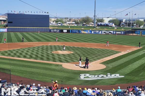 영국 대표팀과 샌디에이고의 평가전. 영국팀 투수가 샌디에이고 유니폼을 입고 있다. 사진(美 피오리아)= 김재호 특파원