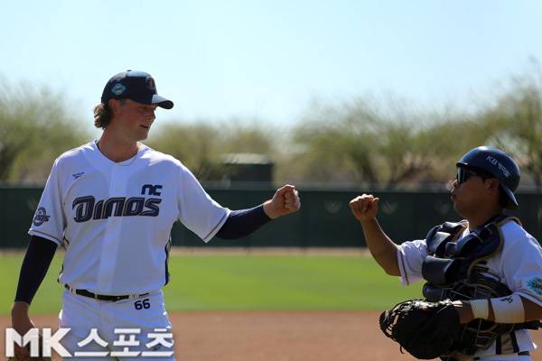 테일러가 이닝을 마친 뒤 포수와 하이파이브를 하고 있다. 사진(美 글렌데일)= 김재호 특파원