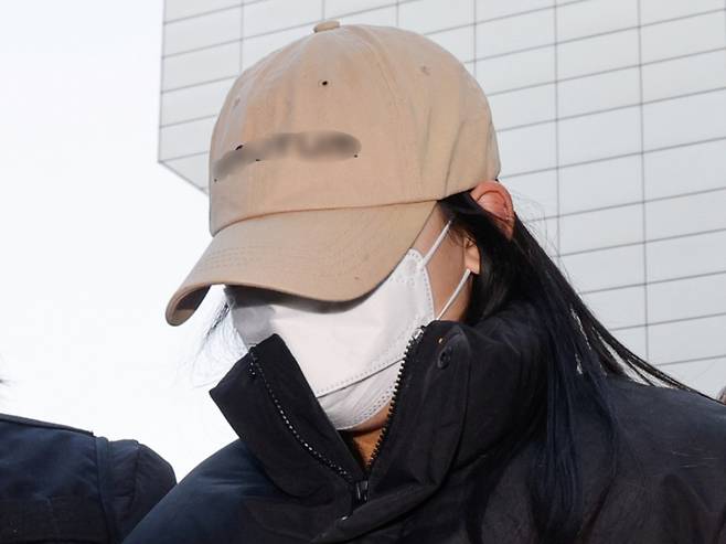 서울 강북구 한 모텔에서 약물이 든 음료를 건네는 방법으로 남성들을 연쇄 살인한 혐의를 받는 20대 여성이 지난달 12일 서울북부지법에서 열린 영장실질심사(구속 전 피의자 심문)에 출석하는 모습. /사진=뉴스1