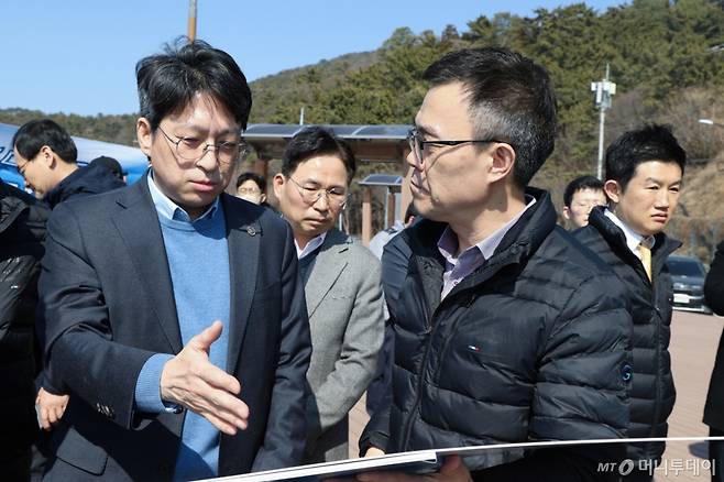 (서울=뉴스1) = 홍지선 국토교통부 2차관이 20일 가덕도신공항 건설 예정지를 방문해 사업 추진현황과 현장 여건을 점검하고 있다. (국토교통부 제공. 재판매 및 DB 금지) 2026.2.20/뉴스1 Copyright (C) 뉴스1. All rights reserved. 무단 전재 및 재배포, AI학습 이용 금지. /사진=(서울=뉴스1)