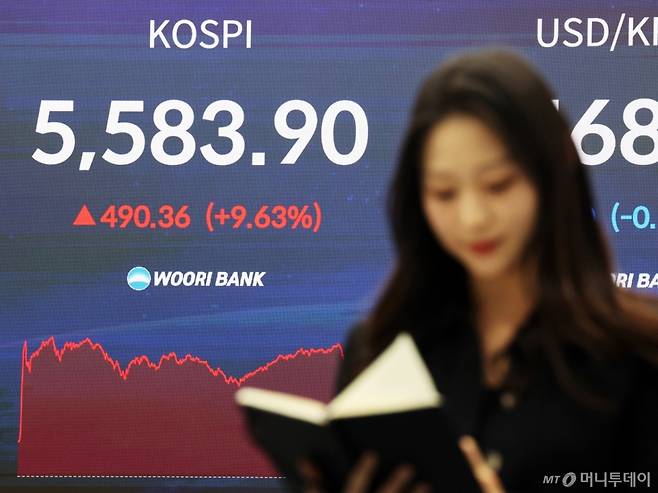 (서울=뉴스1) 황기선 기자 = 최근 연이틀 폭락한 코스피가 급반등해 단숨에 5,580대를 회복한 5일 오후 서울 중구 우리은행 본점 딜링룸 전광판에 코스피 종가가 표시되고 있다. 이날 코스피는 전 거래일보다 490.36.포인트(9.36%) 오른 5583.90에 마감했다. 코스닥은 전일 대비 14.10%(137.97P) 상승한 116.41을 기록했다. 2026.3.5/뉴스1 Copyright (C) 뉴스1. All rights reserved. 무단 전재 및 재배포, AI학습 이용 금지. /사진=(서울=뉴스1) 황기선 기자