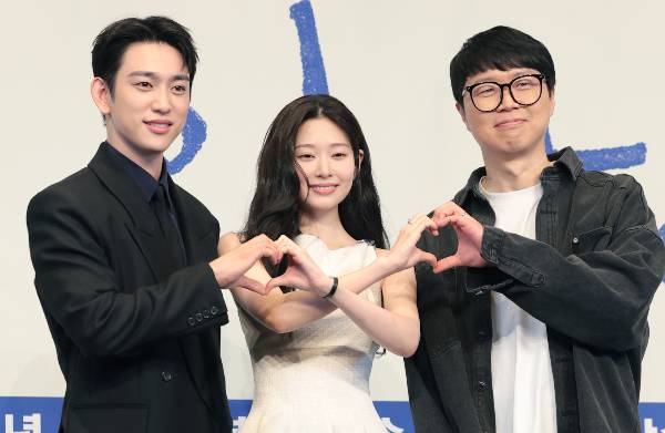 배우 김민주가 JTBC 새 금요 시리즈 '샤이닝'으로 첫 주연작을 맡았다. 사진은 배우 박진영(왼쪽부터)과 김민주, 김윤진 PD가 5일 오후 서울 구로구 더 링크호텔 서울에서 열린 JTBC 새 금요시리즈 ‘샤이닝’(극본 이숙연/연출 김윤진) 제작발표회에서 포즈를 취하는 모습. /사진=뉴스1