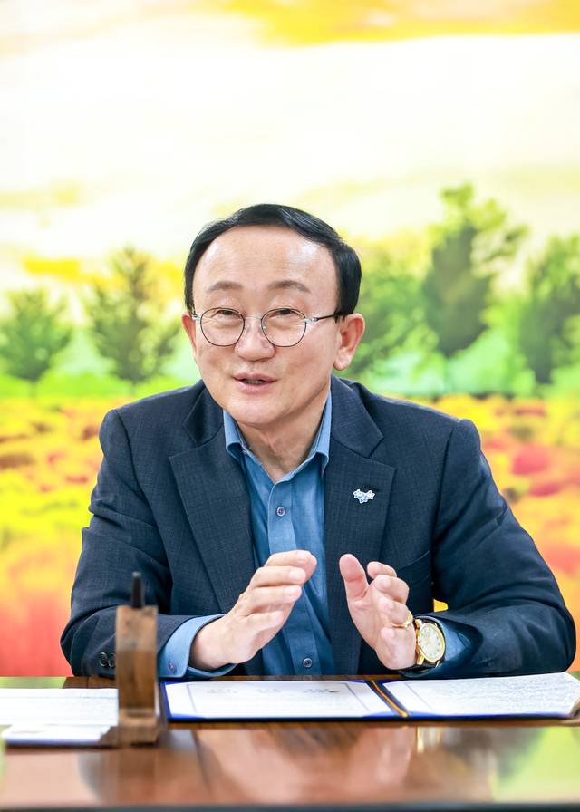 김덕현 연천군수가 지난 4일 문화일보와의 인터뷰에서 “인구감소·접경지역이 기회발전특구를 신청할 수 있음에도 정부의 지침이 마련되지 않았다”며 개선을 촉구하고 있다.   연천군청 제공