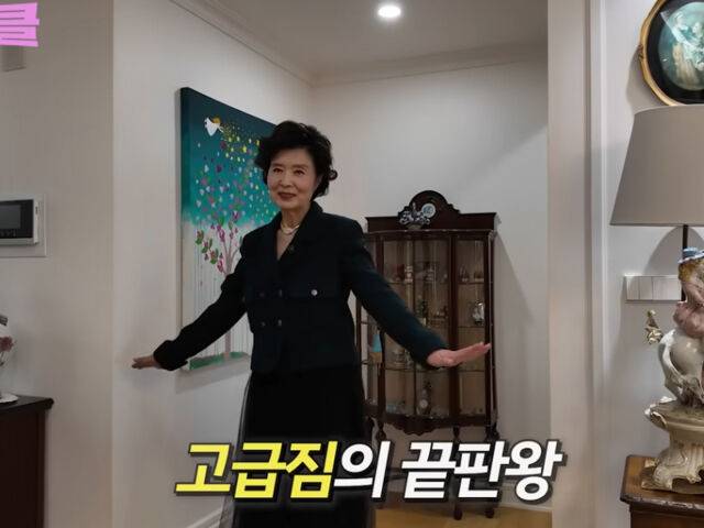 윤미라가 한정판 샤넬 재킷을 공개하며 많은 이들의 시선을 사로잡았다. / 유튜브 '윤미라'