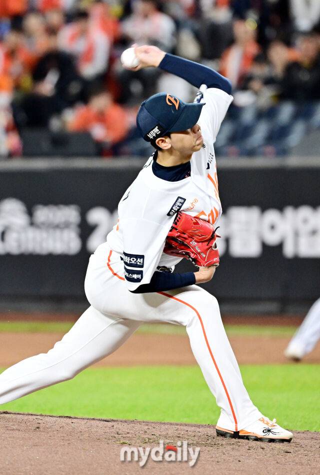 31일 오후 대전 한화생명 볼파크에서 진행된 '2025 신한 SOL Bank KBO 한국시리즈 5차전' LG트윈스-한화 이글스와의 경기. 한화 황준서가 구원 등판해 역투를 펼치고 있다./마이데일리